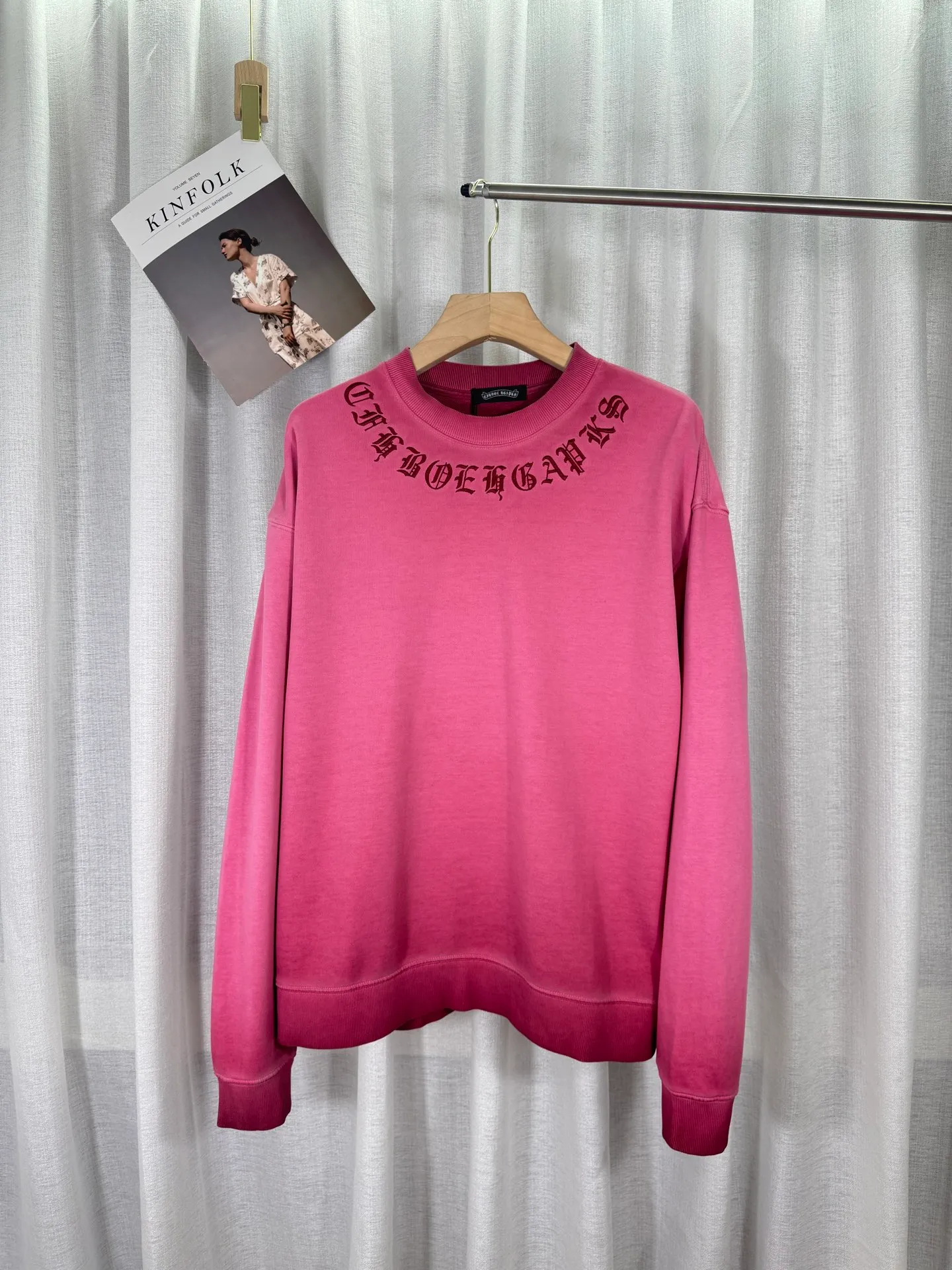 P280 top version, real shot without P, ​​different from market currency) 𝗖𝗵𝗿𝗼𝗺𝗲 𝗛𝗲𝗮𝗿𝘁𝘀/Cro Heart 2025 washed patch embroidery autumn and winter new original single counter American laser burnt 3D three-dimensional color embroidery couple casual sweatshirt 👑The highest version! Customized fabric 430g tripe terry fabric! American acid-washed and distressed original fabric laser burnt ✟appliqué embroidery and exquisite embroidery of letters! The best-selling model in the counter, very comfortable to wear. Accessories: original molded and authenticated collar label➕100% silk wash label. Genuine purchase-grade original hangtag➕matching hanging rope➕3D hanging beads➕original packaging bag. Craftsmanship: The original version has consistent wiring! The highest version of the armhole matching technique! Color: Red Black Size: S M L XL Style No.: 25-311